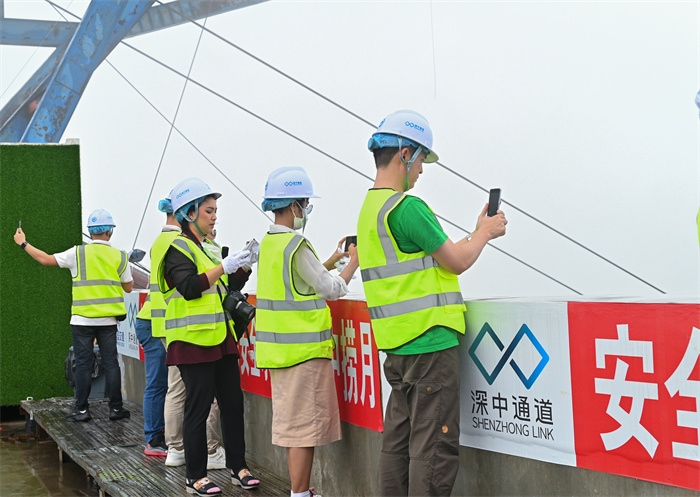 瀾湄六國媒體記者代表在建設(shè)中的深中通道伶仃洋大橋270米高塔之上拍照。中交集團(tuán)供圖