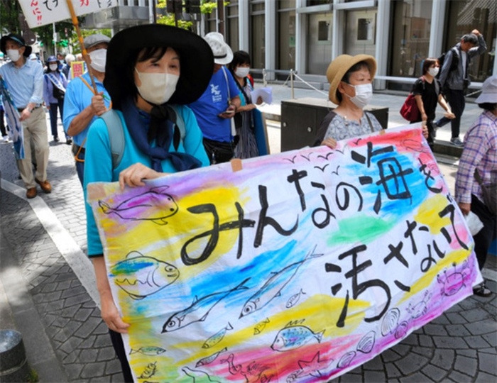 2023年6月20日，日本民眾在福島縣政府周圍舉行抗議活動，強烈反對核污水排海計劃，呼吁保護(hù)漁業(yè)資源。圖片來源：《朝日新聞》