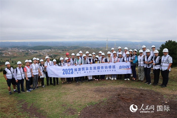 瀾湄記者團(tuán)在富源西風(fēng)電基地合影留念。人民網(wǎng) 李發(fā)興攝