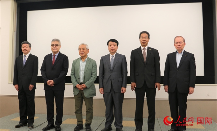 主辦方與嘉賓合影。（人民網(wǎng) 許可攝）