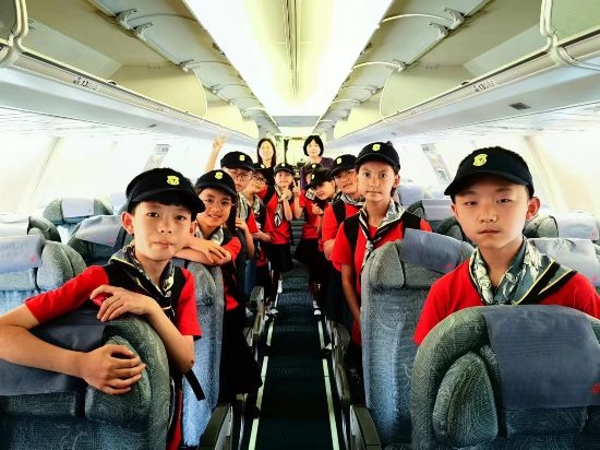文縣東壩童聲合唱團(tuán)的孩子們?cè)陲w機(jī)上。