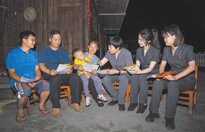 “法治屋場會”上，法院黨員志愿服務(wù)隊在給種植戶普及法律知識。