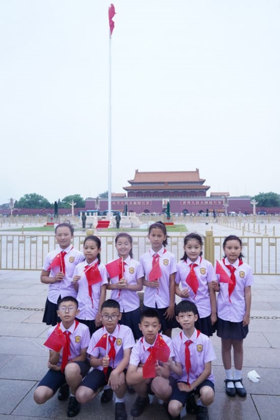 文縣東壩童聲合唱團(tuán)的孩子們?cè)谔彀查T(mén)廣場(chǎng)合影。