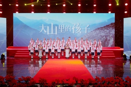 文縣東壩童聲合唱團(tuán)的孩子們?cè)诟拭C廣播電視總臺(tái)青少頻道錄節(jié)目。