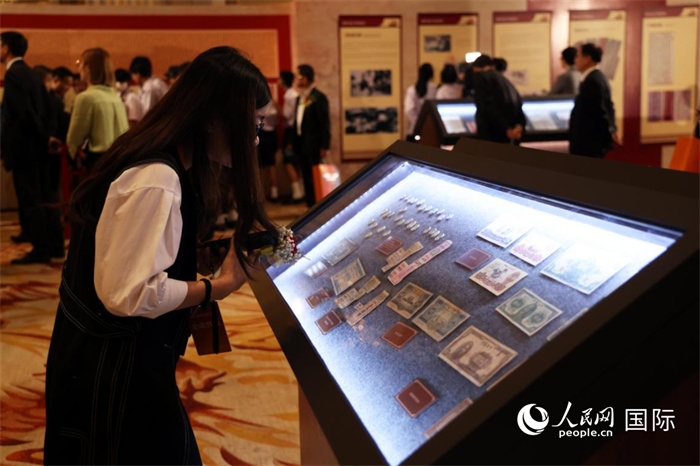 觀眾在“三江出海 一紙還鄉(xiāng)”僑批歷史文化展上觀賞展品。人民網(wǎng)記者楊一攝