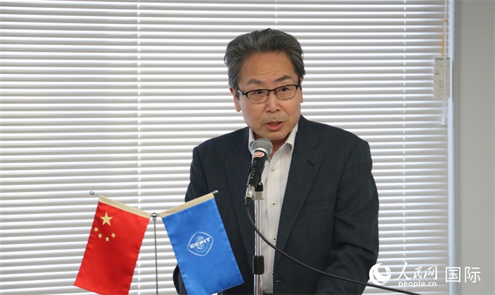 日本國(guó)貿(mào)促專務(wù)理事安田真人在日本路演會(huì)場(chǎng)發(fā)表致辭。人民網(wǎng) 許可攝