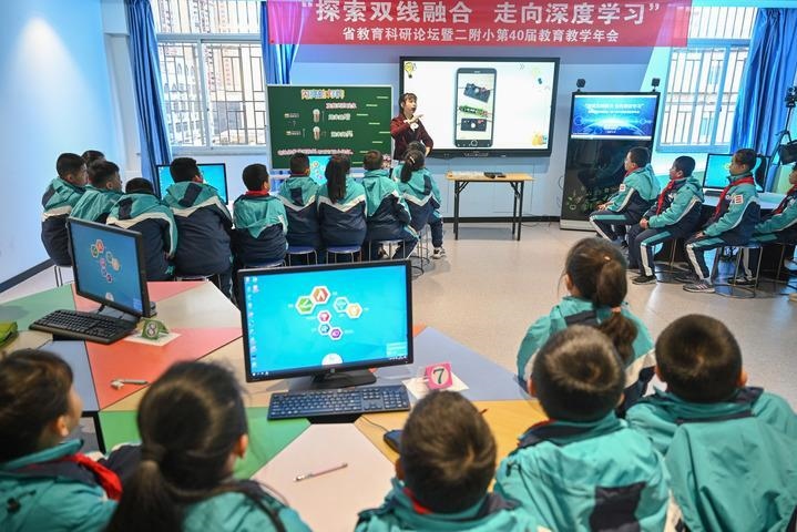 福州教育學院附屬第二小學的學生在由學校與網龍網絡公司共同打造的“創(chuàng)客教室”學習科學課（2020年12月18日攝）。新華社記者 宋為偉 攝