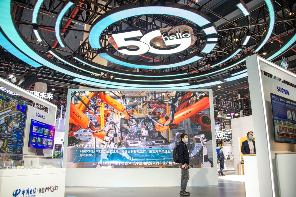 在位于湖北省武漢市的中國光谷科技會展中心拍攝的“5G+工業(yè)互聯(lián)網成果展”現(xiàn)場（2021年11月20日攝）。新華社記者 伍志尊 攝
