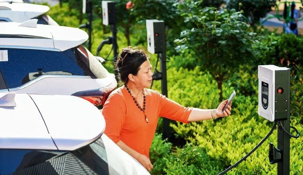 2023年5月24日，山東省膠州市新立街小區(qū)內(nèi)一位居民使用電動汽車充電樁掃碼充電。該小區(qū)加裝各類智慧設(shè)備，打造“智慧社區(qū)”，為居民生活帶來便利。