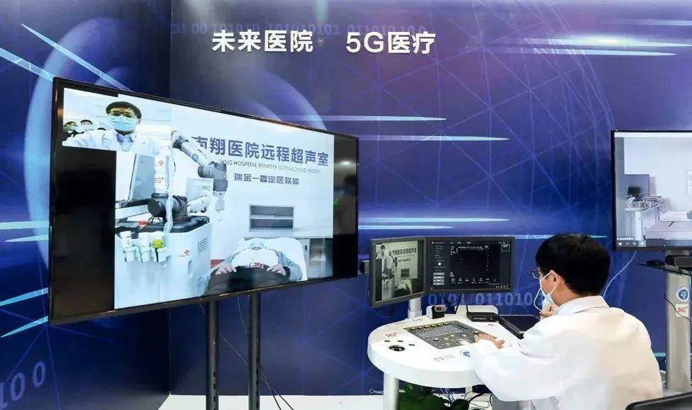 2021年5月7日，上海瑞金醫(yī)院，醫(yī)生通過遠程控制5G機械臂為病人做B超。