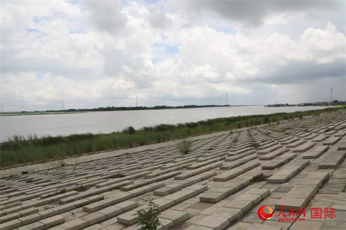 孟加拉國(guó)帕德瑪大橋河道整治工程北岸整治區(qū)域長(zhǎng)1.5千米，南岸長(zhǎng)11.5千米，是目前世界上規(guī)模最大的河道整治工程。人民網(wǎng)記者 孫廣勇攝