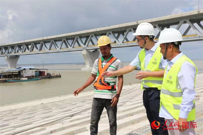 孟加拉國(guó)帕德瑪大橋河道整治工程北岸整治區(qū)域長(zhǎng)1.5千米，南岸長(zhǎng)11.5千米，是目前世界上規(guī)模最大的河道整治工程。人民網(wǎng)記者 孫廣勇攝