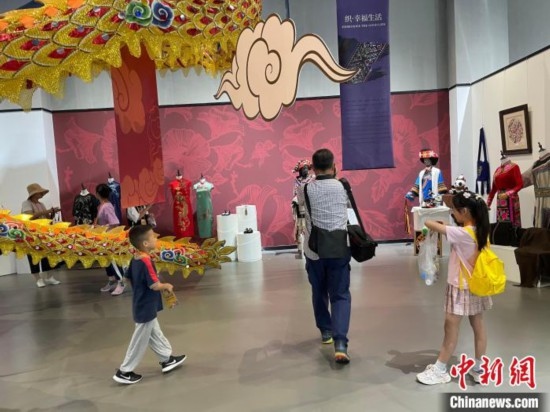 市民參觀展覽。祝歡 攝