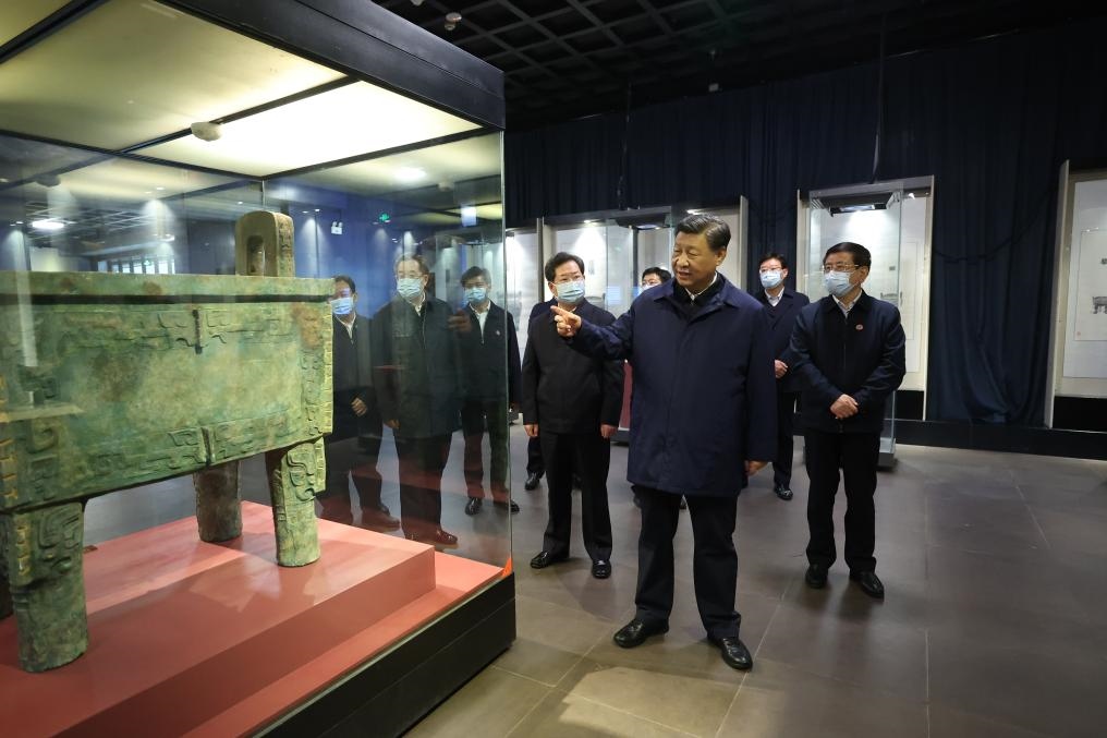2022年10月26日至28日，中共中央總書記、國家主席、中央軍委主席習近平在陜西省延安市、河南省安陽市考察。這是28日下午，習近平在安陽市殷墟博物館考察。新華社記者 鞠鵬 攝