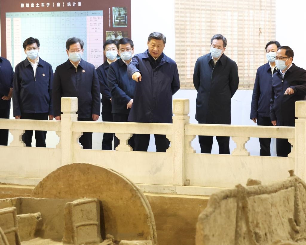 2022年10月26日至28日，中共中央總書記、國家主席、中央軍委主席習近平在陜西省延安市、河南省安陽市考察。這是28日下午，習近平在安陽市殷墟遺址考察。新華社記者 丁林 攝