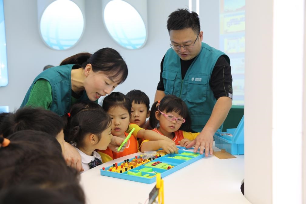 7月12日，浙江寧波奉化區(qū)實驗小學(xué)，暑托班孩子學(xué)習(xí)暑期安全用電和節(jié)能知識。新華社記者張璇攝