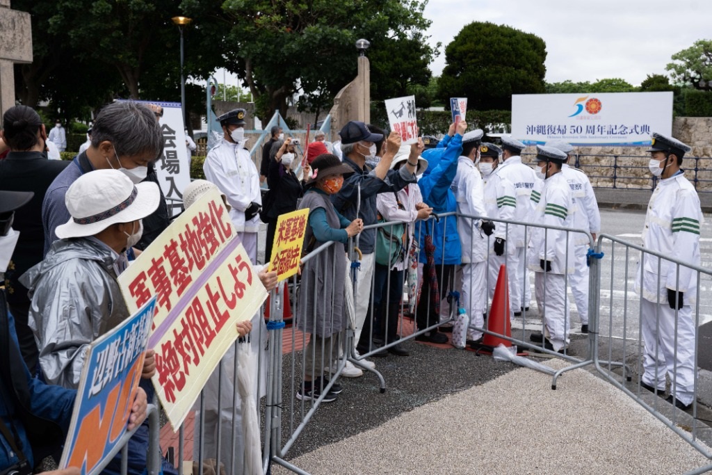 2022年5月15日，在日本沖繩，人們在沖繩回歸日本本土50周年紀(jì)念儀式現(xiàn)場外抗議。新華社記者張笑宇攝