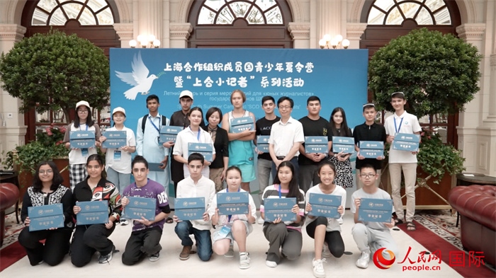 主辦單位為“上合小記者”頒發(fā)證書。實習生 方明軒攝