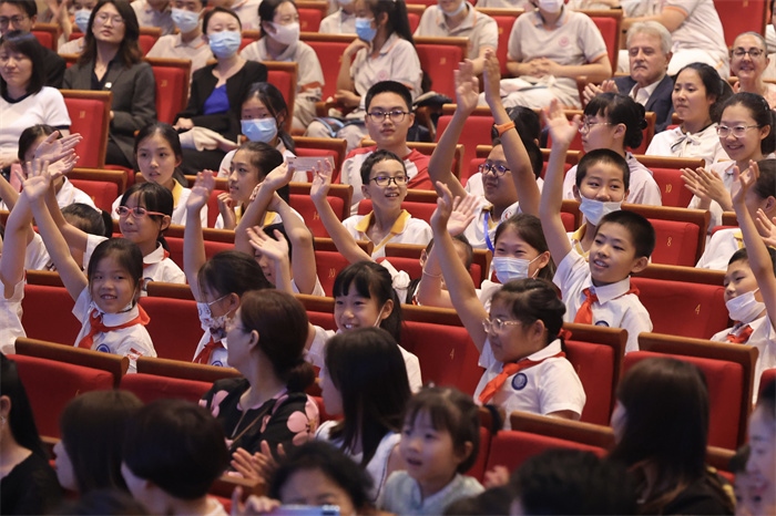 觀看演出的中小學(xué)生。中外語言交流合作中心供圖