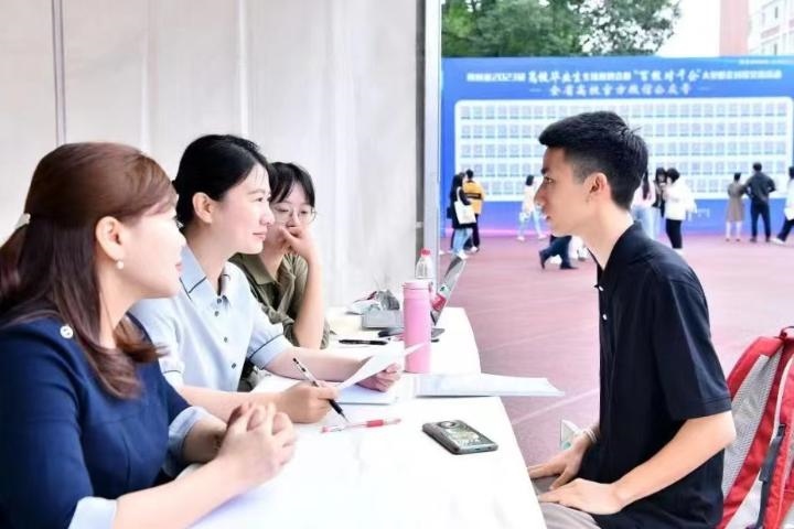 2023年5月7日，四川省2023屆高校畢業(yè)生專(zhuān)場(chǎng)招聘會(huì)暨“百校對(duì)千企”大型校企對(duì)接交流活動(dòng)在成都理工大學(xué)舉行。（四川省教育廳供圖）