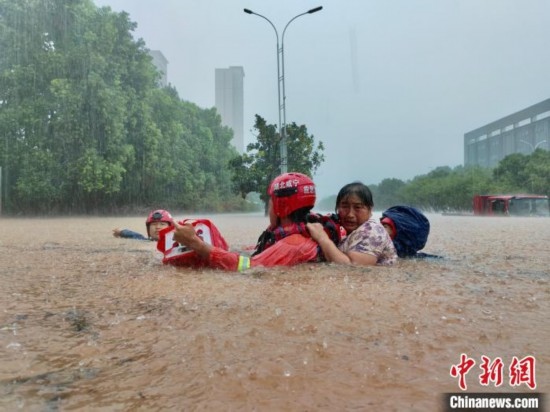 湖北咸寧暴雨引發(fā)內澇， 消防營救民眾 朱燕林 攝