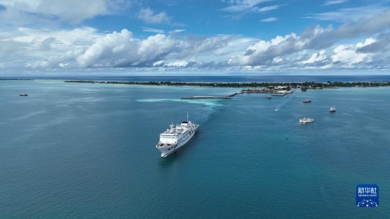 7月22日，中國海軍“和平方舟”號醫(yī)院船結(jié)束基里巴斯訪問，駛離塔拉瓦港。新華社發(fā)（桂江波 攝）