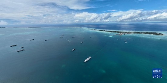 7月22日，中國海軍“和平方舟”號醫(yī)院船結(jié)束基里巴斯訪問，駛離塔拉瓦港。新華社發(fā)（桂江波 攝）