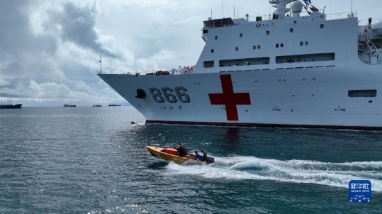 7月22日，中國海軍“和平方舟”號醫(yī)院船駛離塔拉瓦港途中，基里巴斯當?shù)孛癖婑{船揮手告別。新華社發(fā)（桂江波 攝）