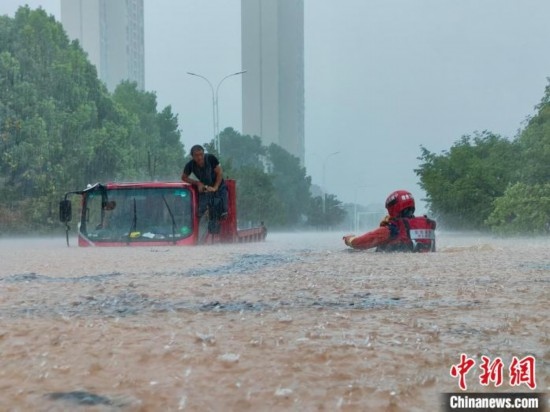 湖北咸寧暴雨引發(fā)內澇，消防營救疏散民眾 朱燕林 攝