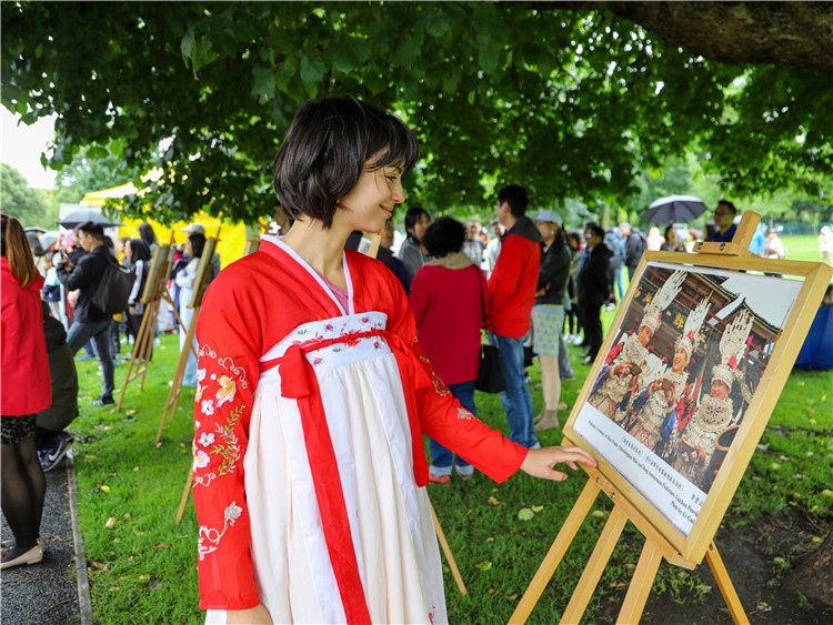 圖為當?shù)孛癖娦蕾p“美麗中國”圖片展