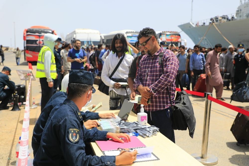 ↑2023年4月28日，從蘇丹撤離的外籍人員準(zhǔn)備登艦。新華社發(fā)（李怡諾攝）