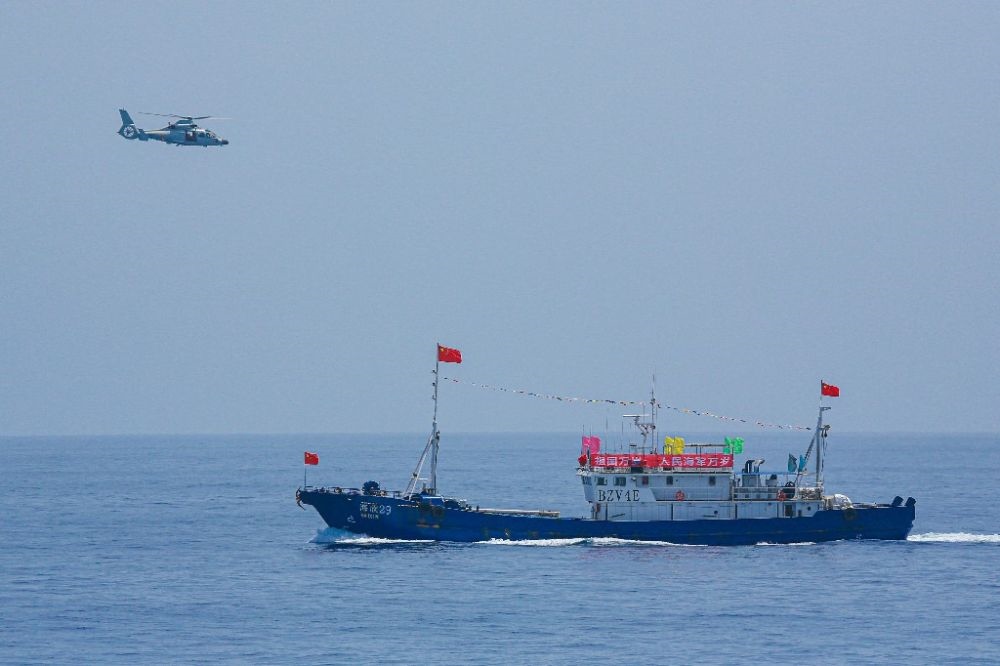 ↑中國海軍第40批護(hù)航編隊中的艦載直升機(jī)在被護(hù)船只周邊海域巡邏警戒（2022年6月4日攝）。新華社發(fā)（唐文 攝）