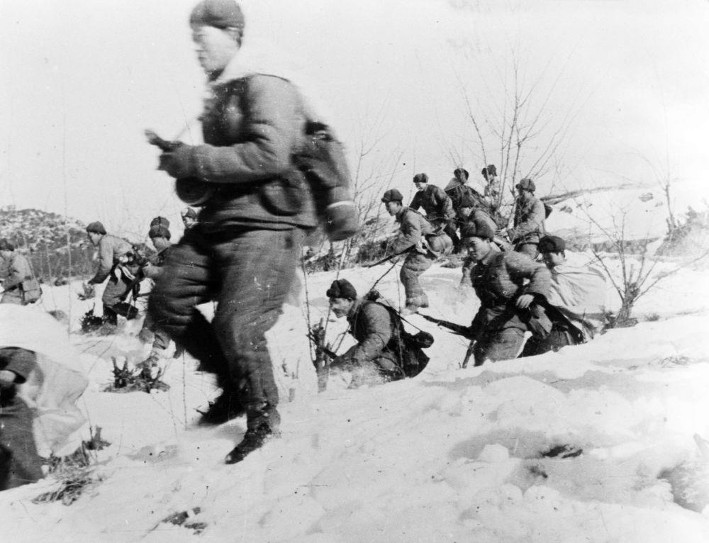 △中國人民志愿軍戰(zhàn)士向美軍進(jìn)攻的情形（1951年攝）。