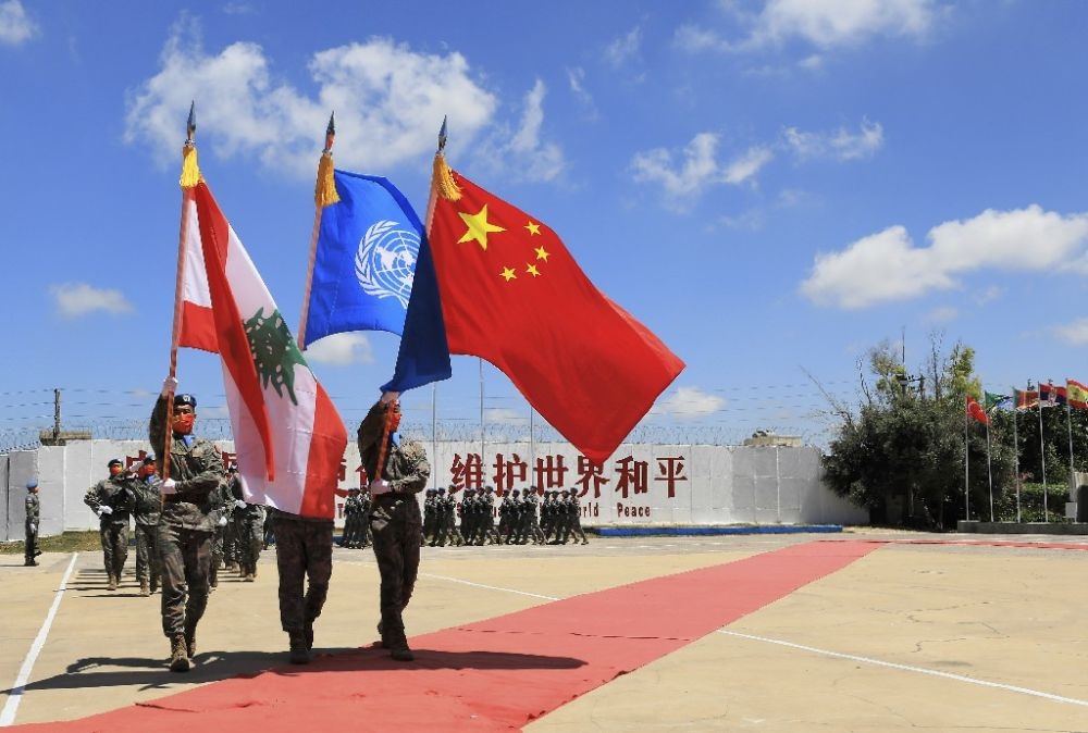 ↑在黎巴嫩南部辛尼亞村的中國維和部隊營區(qū)，中國維和部隊官兵在受勛后通過觀禮臺（2022年7月1日攝）。新華社記者 劉宗亞 攝