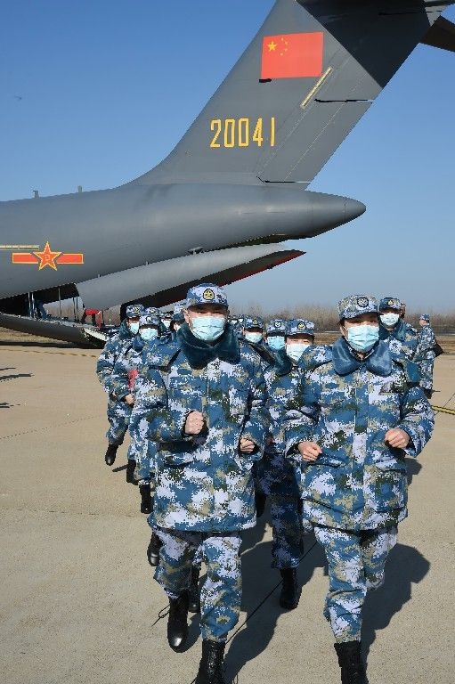 ↑2020年2月17日，一批軍隊支援湖北醫(yī)療隊員抵達(dá)武漢天河機(jī)場。新華社記者 黎云 攝