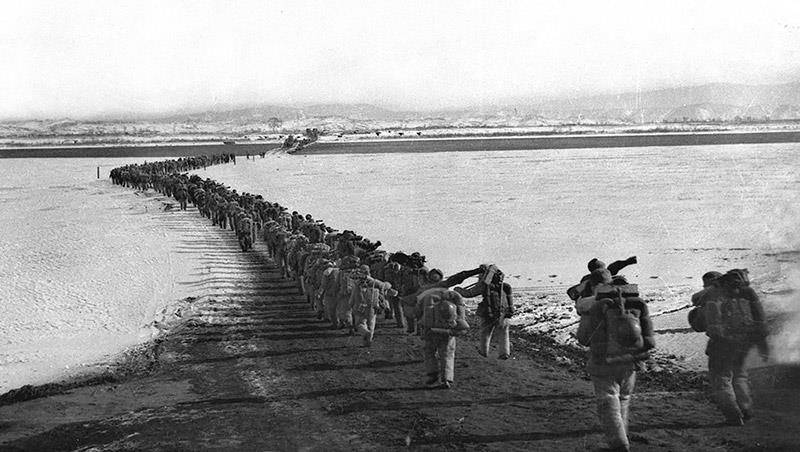 △1950年10月，抗美援朝志愿軍隊(duì)伍雄赳赳、氣昂昂跨過鴨綠江。