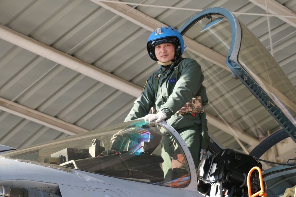 ↑海軍某艦載航空兵部隊原一級飛行員張超（2016年1月27日攝）。新華社發(fā)