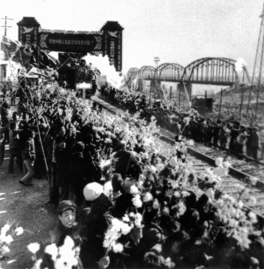 △1958年10月26日，列車駛過鴨綠江畔的凱旋門，中國人民志愿軍戰(zhàn)士回到祖國懷抱。