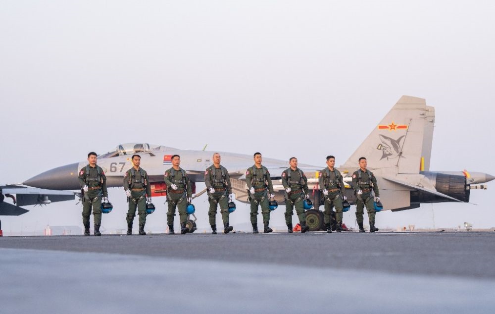 ↑海軍航空大學(xué)某基地艦載機(jī)飛行教官群體（2021年12月11日攝）。新華社發(fā)（萬全 攝）