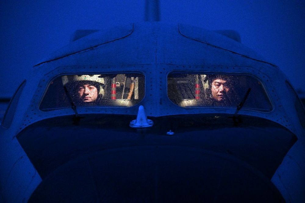 ↑空軍航空兵某團(tuán)飛行二大隊飛行員準(zhǔn)備夜間飛行（2023年2月17日攝）。新華社發(fā)（余紅春 攝）