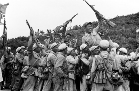  這是中國(guó)人民志愿軍和朝鮮人民軍一起歡慶戰(zhàn)斗勝利。新華社發(fā)（資料照片）