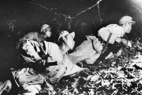 在1952年秋季的上甘嶺戰(zhàn)役中，堅(jiān)守在坑道里的戰(zhàn)士準(zhǔn)備夜間出擊。新華社發(fā)（資料照片）