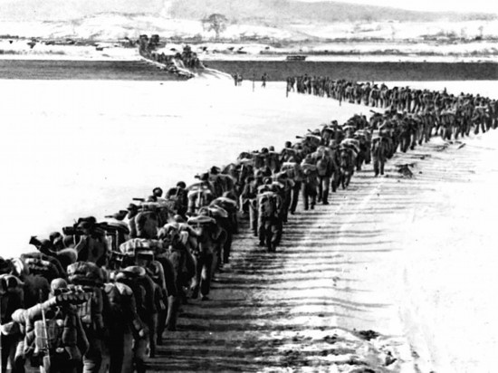 1950年，美帝國(guó)主義把侵略的戰(zhàn)火燒到了鴨綠江邊。為保家衛(wèi)國(guó)，中國(guó)人民的優(yōu)秀兒女組織起志愿軍，跨過鴨綠江，與朝鮮軍民一道英勇打擊美國(guó)侵略軍。新華社發(fā)（資料照片）