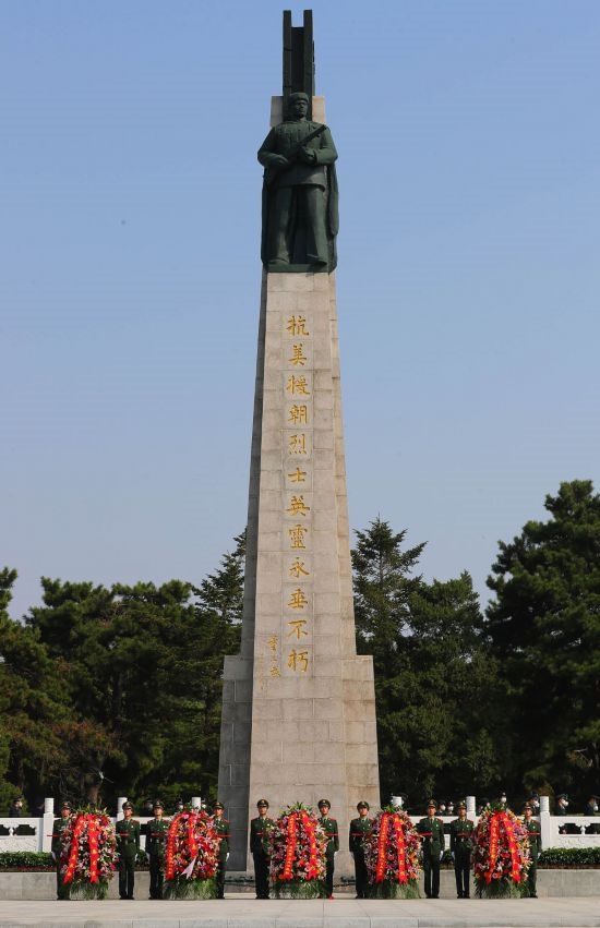 2022年9月30日，遼寧省暨沈陽市向烈士紀(jì)念碑敬獻(xiàn)花籃儀式在沈陽抗美援朝烈士陵園紀(jì)念碑廣場(chǎng)舉行。新華社記者 楊青 攝