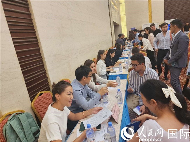 圖為中企代表與哈留華畢業(yè)生現(xiàn)場(chǎng)交流。人民網(wǎng)記者 李強(qiáng)攝