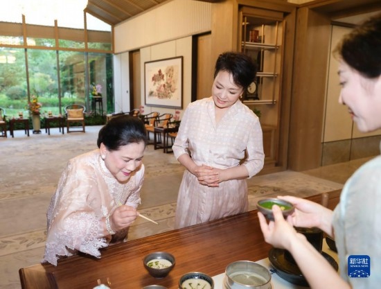 7月27日下午，國家主席習(xí)近平夫人彭麗媛在四川成都會見陪同印度尼西亞總統(tǒng)佐科來華出席第31屆世界大學(xué)生夏季運動會開幕式并訪華的總統(tǒng)夫人伊莉亞娜。這是彭麗媛邀請伊莉亞娜觀看茶藝表演，并同伊莉亞娜親切茶敘。新華社記者 丁林 攝