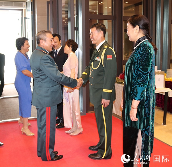 國防武官胡德君大校迎接賓客。人民網記者李強攝
