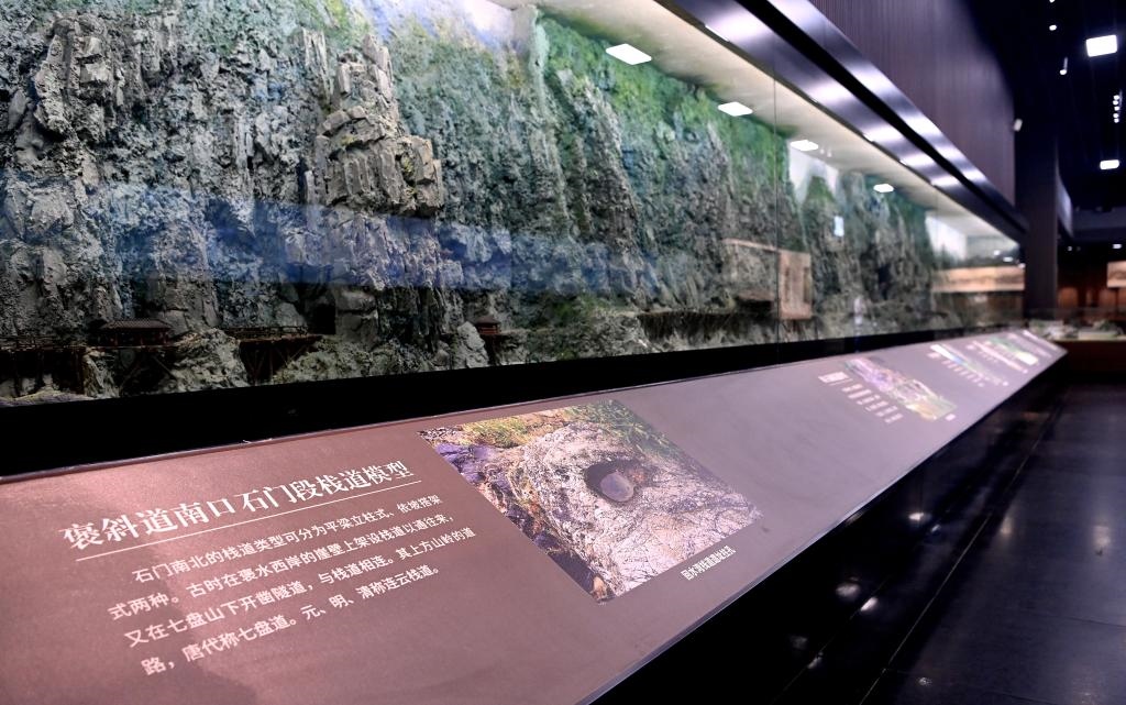 近日拍攝的陜西省漢中市博物館褒斜古棧道陳列室。新華社記者 劉瀟 攝