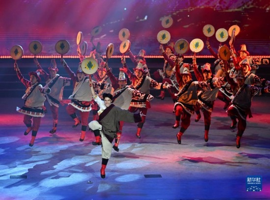 7月29日，演員在聯(lián)歡會(huì)現(xiàn)場(chǎng)表演舞蹈。新華社記者 蔡湘鑫 攝