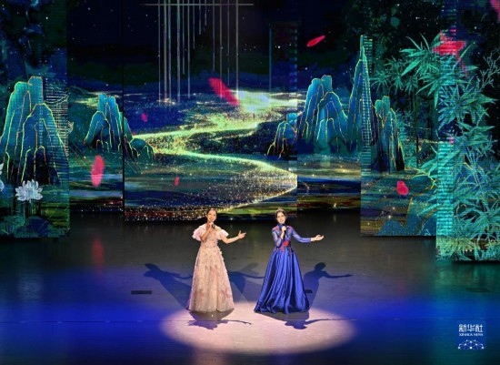 7月29日，演員在聯(lián)歡會(huì)現(xiàn)場(chǎng)演唱。新華社記者 蔡湘鑫 攝